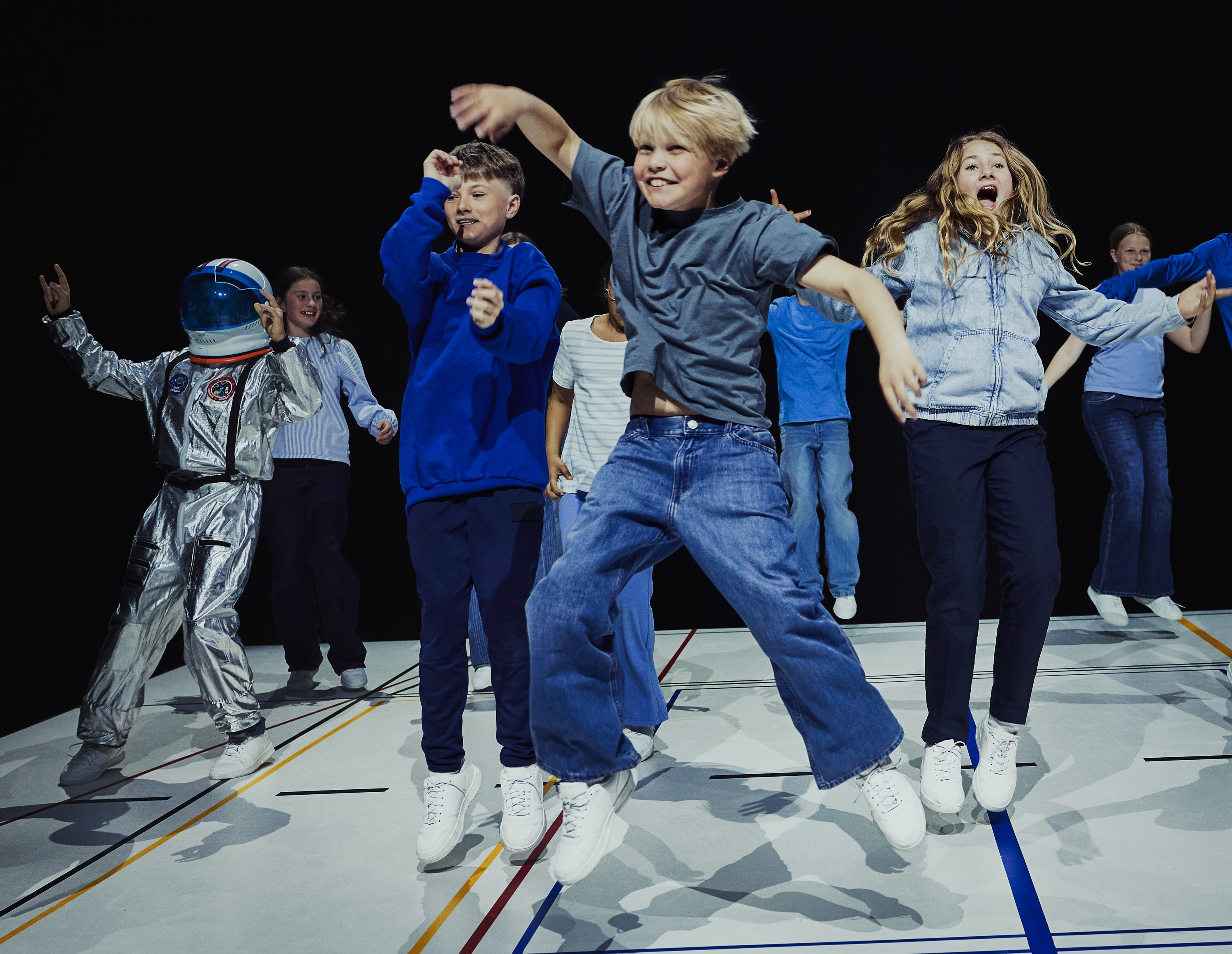 Børn der hopper og danser. Fra forestillingen Mod alle odds på Odense Teater